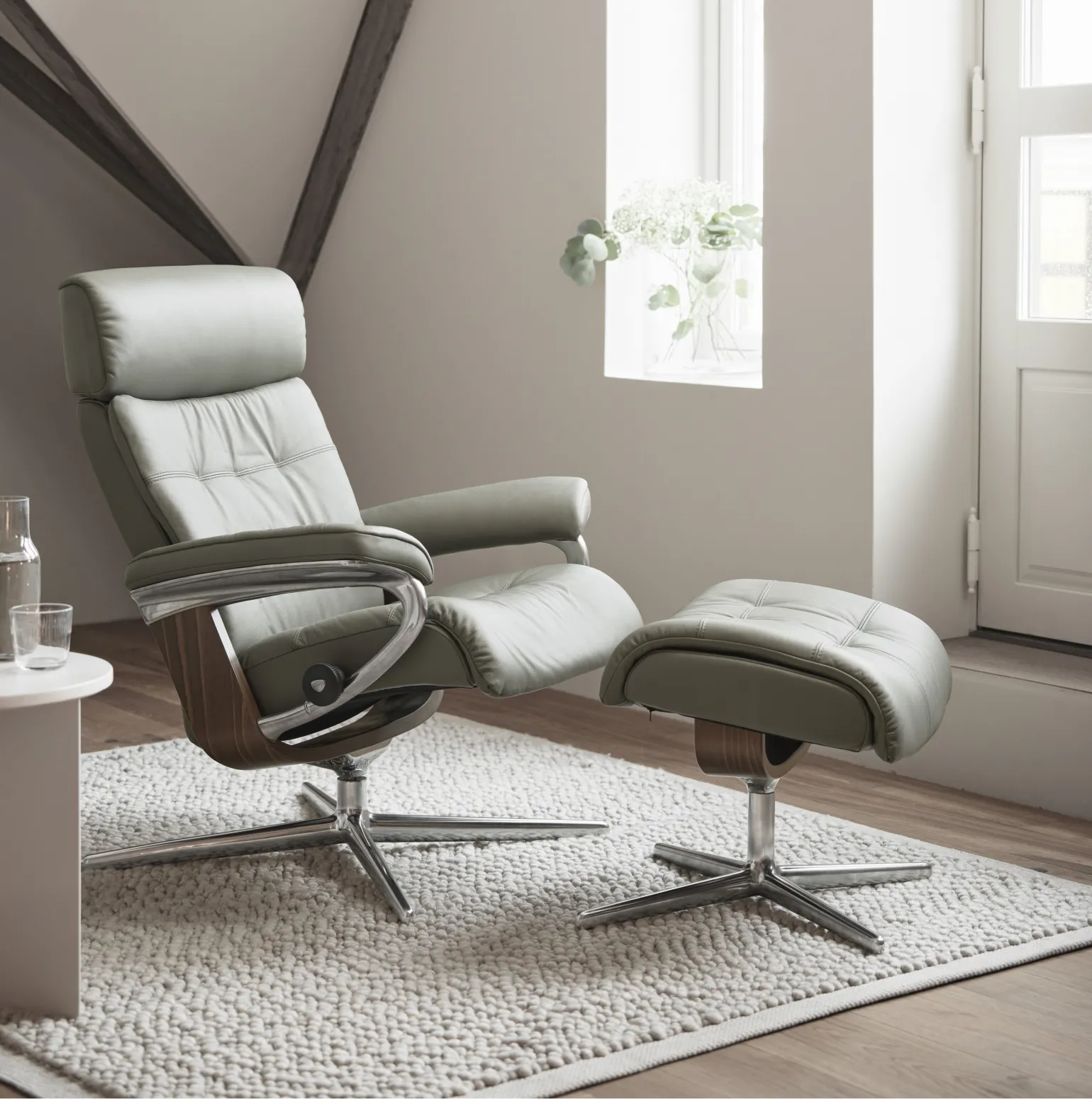 With a nod to mid-century design, the Stressless Erik echoes a classic silhouette into a contemporary, deeply cushioned, luxury recliner with an ergonomic fit. Combining vintage charm with a touch of modernity, the premium detailing of the recliner is highlighted by a supple top cushion with double stitching and the adjustable headrest can add an additional 10 cm to the back height if required.
On the inside, you will find all the usual Innovative Stressless comfort technology such as the signature Stressless Plus™ and Glide™ systems, which automatically adjust to your body’s movement for continuous support.
Available in Small, Medium, and Large sizes, each chair has a matching footstool available and is fully customisable with a wide range of luxurious leathers, soft fabrics, and bases in various wood finishes to perfectly match your interior style.