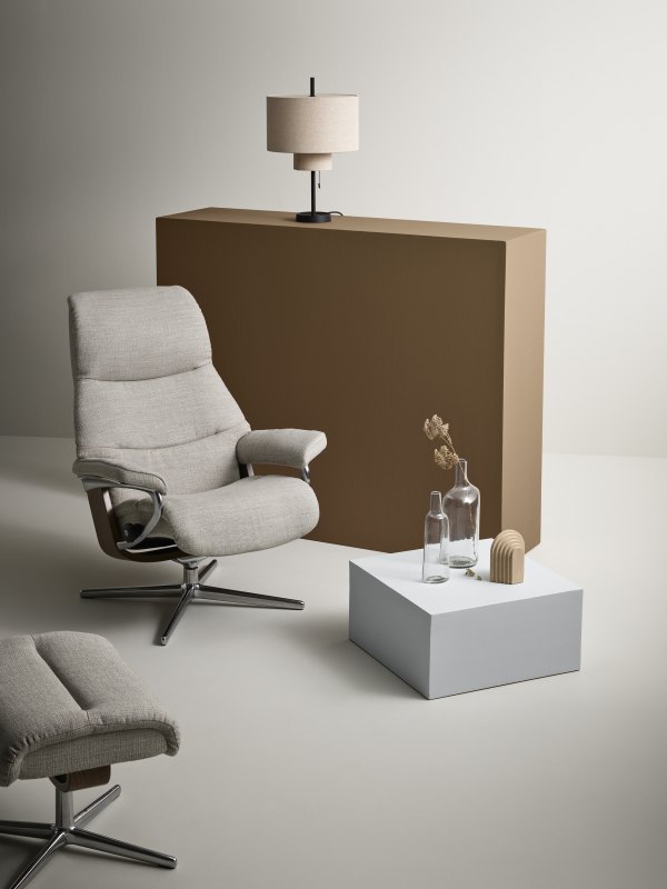 Stressless View Cross Base Chair in Abelia Light Grey with Walnut and Polished